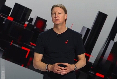 한스 베스트버그 버라이즌 CEO가 11일(현지시간) CES에서 기조연설을 하고 있다. [CES 기조연설 동영상에서 캡처]